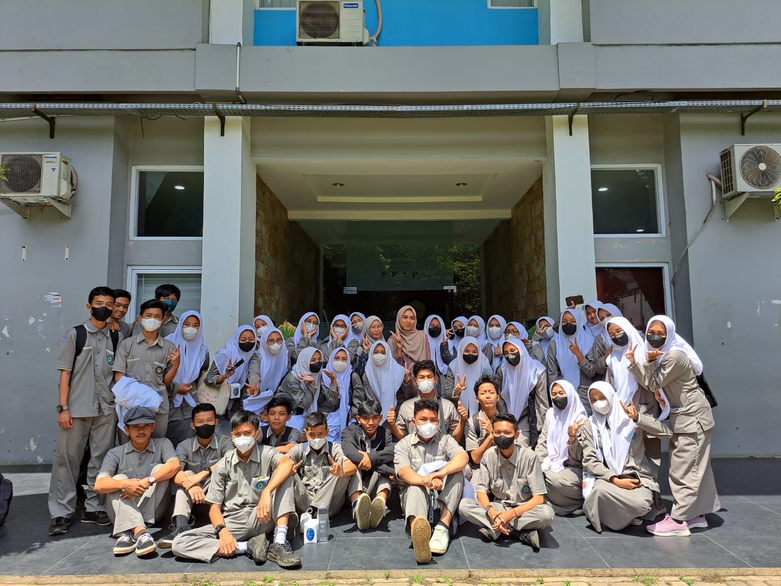 KUNJUNGAN SAINS KE LAB UNPAK
